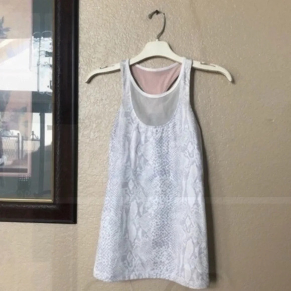 Lululemon Mesh With Me Tank Size 4 Preowned good condition no flaws - Picture 4 of 6